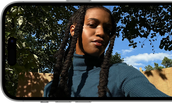 Vista horizontal do iPhone 14 Pro com uma selfie nítida e vibrante.