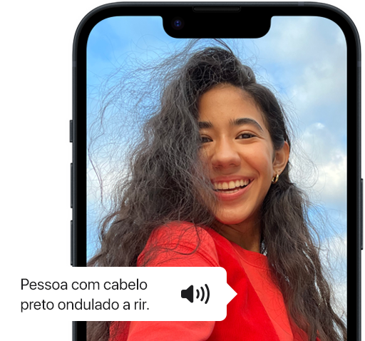 VoiceOver a descrever a fotografia de uma pessoa no iPhone.