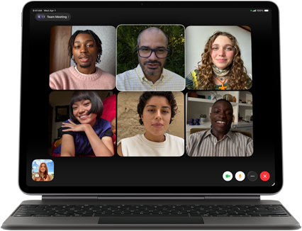 iPad Air preto com Magic Keyboard e o ecrã a mostrar uma chamada de grupo no FaceTime