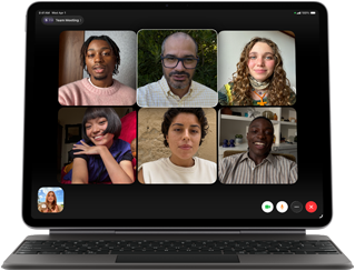 iPad Air preto com Magic Keyboard e o ecrã a mostrar uma chamada de grupo no FaceTime