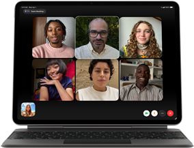 iPad Air preto com Magic Keyboard e o ecrã a mostrar uma chamada de grupo no FaceTime