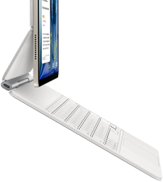 Vista lateral do iPad Air na cor luz das estrelas com o Magic Keyboard branco