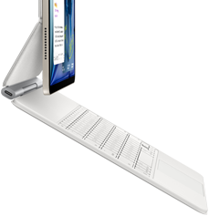 Vista lateral do iPad Air na cor luz das estrelas com o Magic Keyboard branco