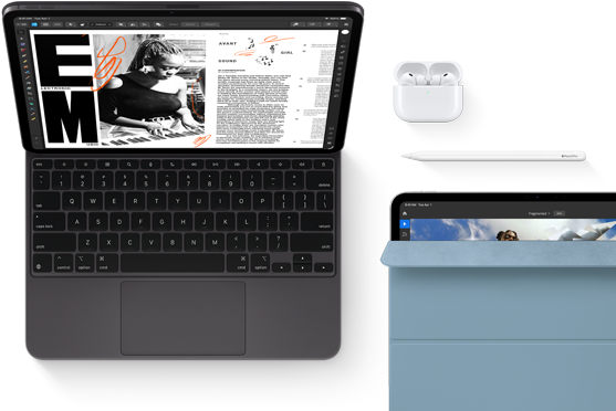 Vista frontal do iPad Pro com Magic Keyboard, preto sideral, aberto, ecrã com moldura preta e cantos arredondados, ecrã a mostrar uma app de edição de artigos com texto e fotografia de uma mulher a tocar música, Airpods 4 na caixa aberta, iPad Pro com capa Smart Folio azul ligeiramente aberta para mostrar o ecrã e Apple Pencil Pro fixado na parte superior do dispositivo
