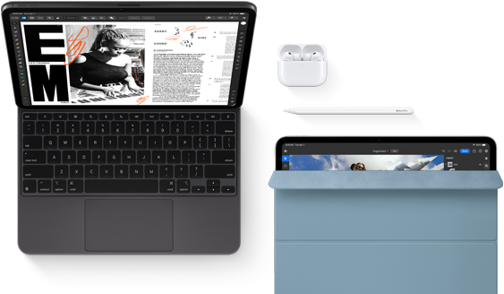 Vista frontal do iPad Pro com Magic Keyboard, preto sideral, aberto, ecrã com moldura preta e cantos arredondados, ecrã a mostrar uma app de edição de artigos com texto e fotografia de uma mulher a tocar música, Airpods 4 na caixa aberta, iPad Pro com capa Smart Folio azul ligeiramente aberta para mostrar o ecrã e Apple Pencil Pro fixado na parte superior do dispositivo