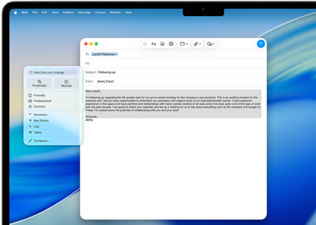 Ecrã do MacBook Air com as ferramentas de escrita da Apple Intelligence a escrever um email