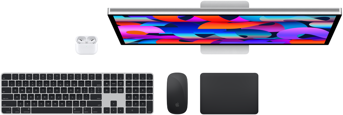 Vista de cima dos AirPods, Studio Display, Magic Keyboard, Magic Mouse e Magic Trackpad.