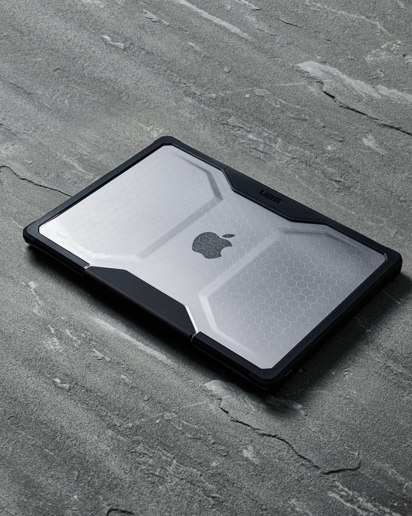 Capa UAG MacBook Air 15 M2/M3/M4 Plyo - Ice/Black