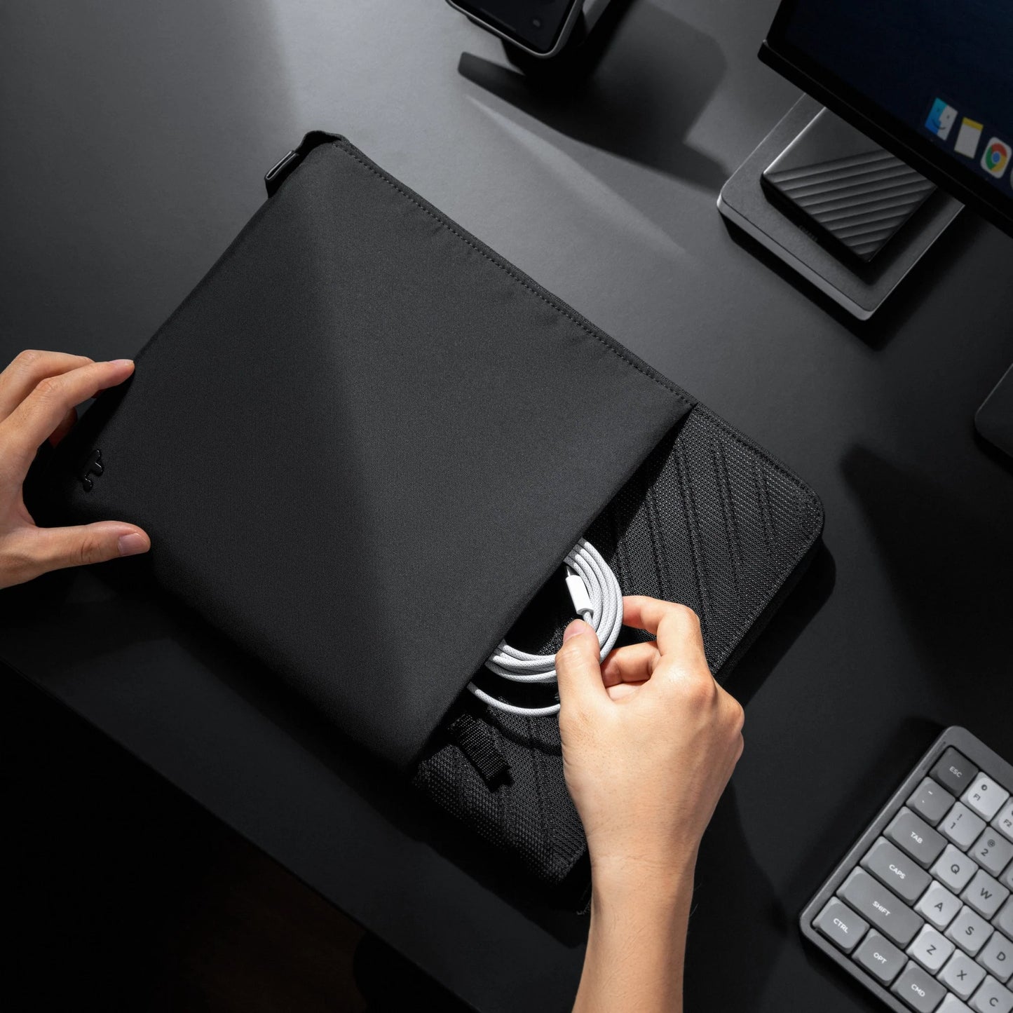 Sleeve Tomtoc Voyage-A10 for 13 Inch MacBook Black