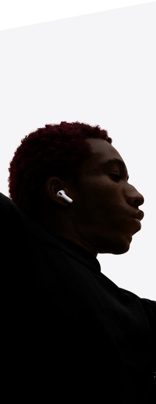 AirPods Pro 3 colocados nos ouvidos de uma pessoa a dançar