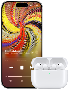 AirPods Pro 3 na Caixa de carregamento MagSafe e iPhone 17 Pro, com Everybody Laughs de David Byrne e Ghost Train Orchestra em reprodução na Apple Music