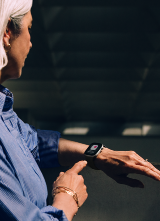 Pessoa a ver um alerta de possível hipertensão no Apple Watch Series 11