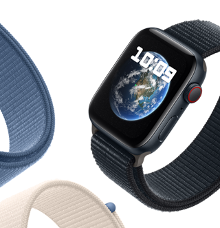 Apple Watch SE com Loop desportiva a mostrar um fundo de ecrã de astronomia com o planeta Terra.