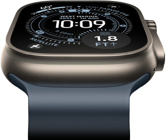 Apple Watch Ultra 3 com caixa em titânio natural, inclinado para a frente, bússola no mostrador Orientação, Bracelete Ocean azul‑âncora