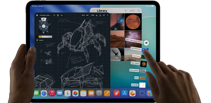 iPad Pro, preto sideral, mão esquerda a segurar o dispositivo, mão direita a fazer gestos para mover várias janelas de apps abertas, uma app de desenho com esboços de projetos mecânicos, fototeca a mostrar planetas e imagens espaciais, e ficheiros na pasta de downloads expandidos verticalmente