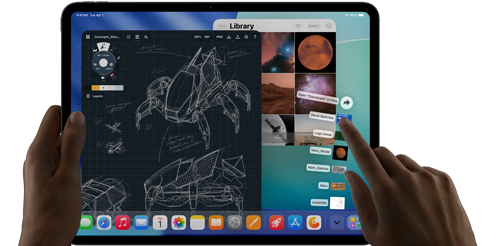 iPad Pro, preto sideral, mão esquerda a segurar o dispositivo, mão direita a fazer gestos para mover várias janelas de apps abertas, uma app de desenho com esboços de projetos mecânicos, fototeca a mostrar planetas e imagens espaciais, e ficheiros na pasta de downloads expandidos verticalmente