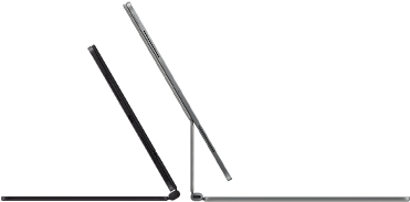Vista lateral de 2 dispositivos iPad Pro com Magic Keyboard, um em preto sideral, perfil fino, inclinado e semiaberto, microfones e porta USB‑C, outro em prateado, aberto, inclinado para trás, a mostrar o design flutuante do teclado, colunas e microfone