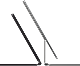 Vista lateral de 2 dispositivos iPad Pro com Magic Keyboard, um em preto sideral, perfil fino, inclinado e semiaberto, microfones e porta USB‑C, outro em prateado, aberto, inclinado para trás, a mostrar o design flutuante do teclado, colunas e microfone