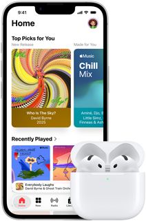 Vista frontal do iPhone 17e, app Apple Music aberta no ecrã Início, junto aos AirPods 4 na Caixa de carregamento MagSafe aberta