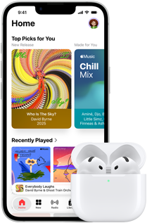 Vista frontal do iPhone 17e, app Apple Music aberta no ecrã Início, junto aos AirPods 4 na Caixa de carregamento MagSafe aberta