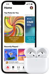 Vista frontal do iPhone 17e, app Apple Music aberta no ecrã Início, junto aos AirPods 4 na Caixa de carregamento MagSafe aberta