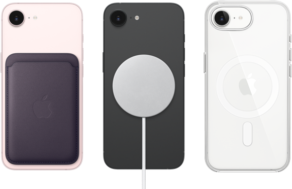 Vista traseira do iPhone 17e rosa‑pálido, Carteira em tecido FineWoven com MagSafe colocada, vista traseira do iPhone 17e preto, Carregador MagSafe colocado, vista traseira do iPhone 17e branco, Capa transparente com MagSafe colocada