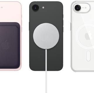 Vista traseira do iPhone 17e rosa‑pálido, Carteira em tecido FineWoven com MagSafe colocada, vista traseira do iPhone 17e preto, Carregador MagSafe colocado, vista traseira do iPhone 17e branco, Capa transparente com MagSafe colocada