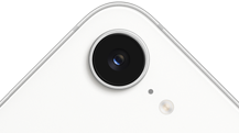 Vista traseira parcial do iPhone 17e branco, câmara Fusion em cima