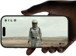 Mão a segurar um iPhone 17 Pro prateado na horizontal, com um vídeo no ecrã total para ilustrar a autonomia da bateria