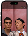 Vista frontal do ecrã do iPhone 17 Pro, a mostrar a funcionalidade Enquadramento central para fotografias e como tirar uma selfie de um grupo de pessoas, com os rostos em destaque