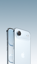 Vista traseira em ângulo do iPhone Air azul‑céu, com sistema de câmara principal Fusion em relevo no topo, botão Controlo da câmara, vista frontal do ecrã total, botão Ação e botões de volume