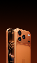 Vista traseira em ângulo do iPhone 17 Pro laranja cósmico, com sistema de câmaras Pro Fusion em relevo no topo, botão Controlo da câmara, vista frontal do ecrã total, botão Ação e botões de volume