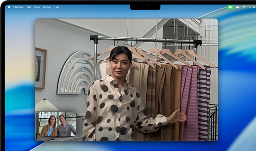 Videochamada num MacBook Pro com uma mulher a apresentar tecidos a duas pessoas, com o Enquadramento central a mantê-la no centro da imagem enquanto ela se movimenta