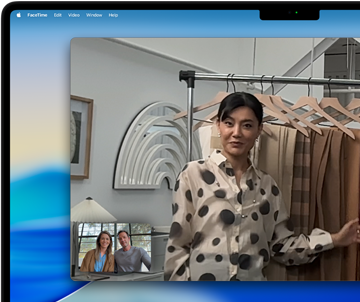 Videochamada num MacBook Pro com uma mulher a apresentar tecidos a duas pessoas, com o Enquadramento central a mantê-la no centro da imagem enquanto ela se movimenta