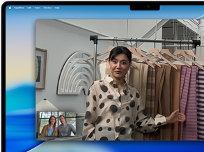 Videochamada num MacBook Pro com uma mulher a apresentar tecidos a duas pessoas, com o Enquadramento central a mantê-la no centro da imagem enquanto ela se movimenta