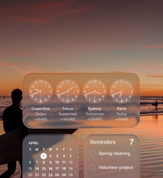 Widgets Relógio, Calendário, Lembretes e Meteorologia em Liquid Glass no ecrã do macOS Tahoe, sobre uma cena de um surfista a caminhar na praia ao pôr do sol