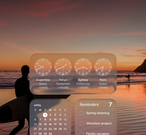 Widgets Relógio, Calendário, Lembretes e Meteorologia em Liquid Glass no ecrã do macOS Tahoe, sobre uma cena de um surfista a caminhar na praia ao pôr do sol