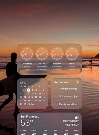 Widgets Relógio, Calendário, Lembretes e Meteorologia em Liquid Glass no ecrã do macOS Tahoe, sobre uma cena de um surfista a caminhar na praia ao pôr do sol