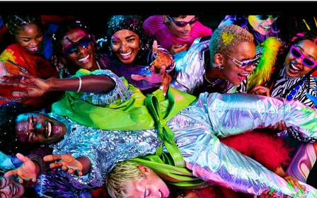 MacBook Pro com ecrã colorido a mostrar uma pessoa a fazer crowdsurfing numa festa, para apresentar as cores vibrantes do ecrã Liquid Retina XDR