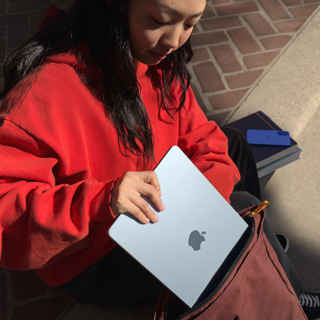 Estudante a guardar o MacBook Air na mochila