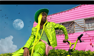 Ecrã do MacBook Air com uma fotografia de uma pessoa com roupa colorida a mostrar a gama de cores e a resolução do ecrã Liquid Retina