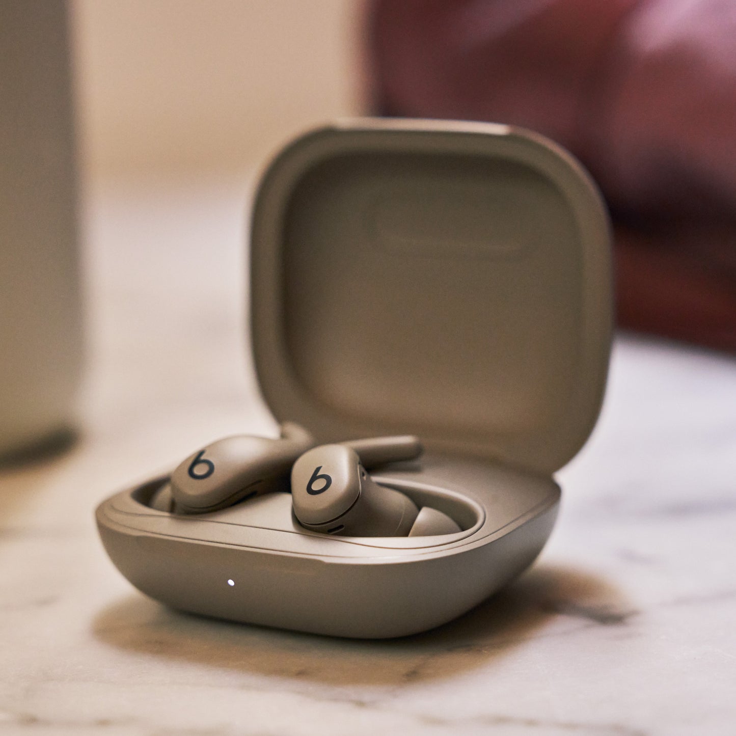 Earbuds Beats Powerbeats Fit Cinza