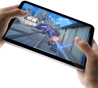 Mãos a segurar o iPad mini na horizontal para mostrar um jogo com gráficos espetaculares