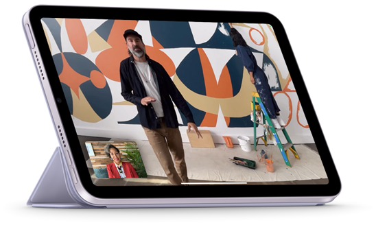 iPad mini na horizontal com Smart Folio em posição de visualização. Ecrã a mostrar uma chamada FaceTime com Enquadramento central