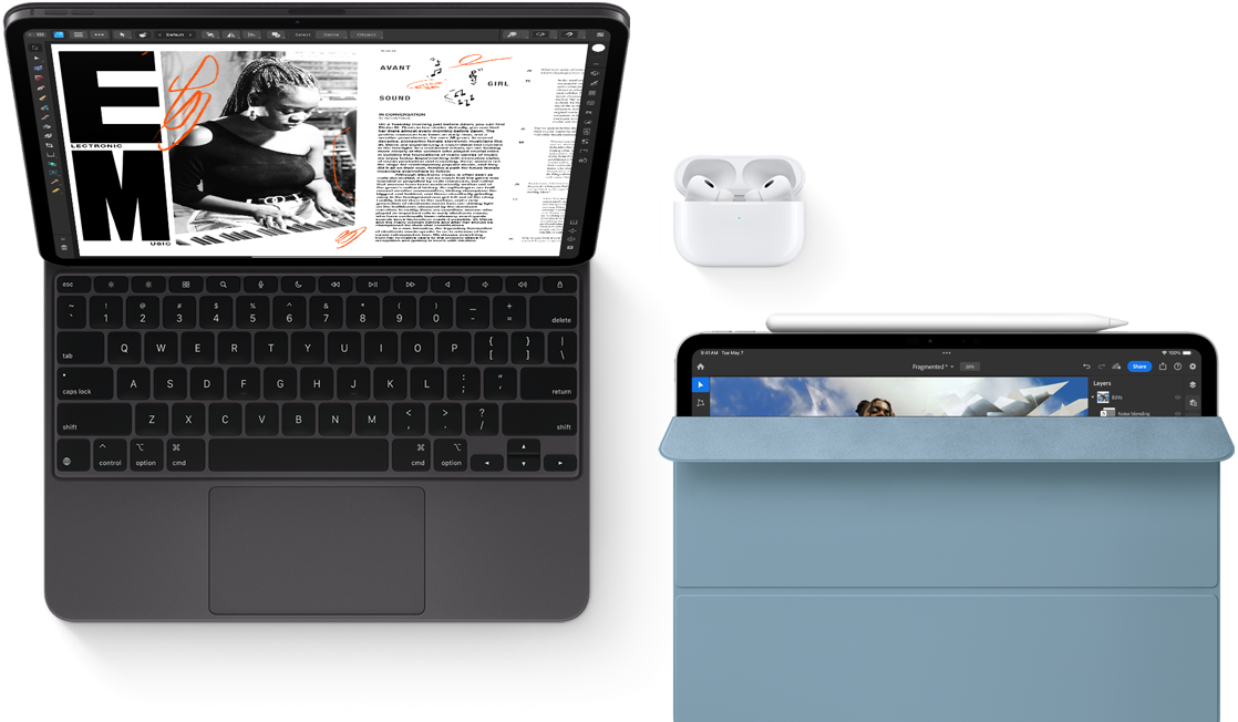 iPad Pro com Magic Keyboard e Airpods Pro. Outro iPad com Apple Pencil e Smart Folio